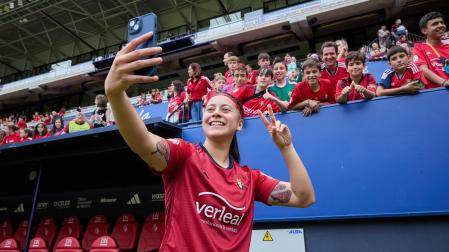 Alexia Jr se toma un selfie con la afición de El Sadar tras la victoria por 1-0 ante el Espanyol