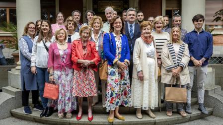 La premiada Azucena Díez (en el centro de la imagen) junto a familiares de Federico Soto. A los lados de Díez, las hermanas de Soto, Mª Antonia y Mª Ángeles Soto así como Emi Gallués (viuda de Javier Soto) y Charo Rico (viuda de Pepe Soto). Detrás de la premiada (izda a dcha) Ana María, Cristina y Federico Soto, Rafael Teijeira (Colegio Médicos) y Maribel Soto.