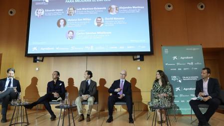 Por la izda:  Carlos Sánchez (CaixaBank), Eduardo López (The Real Green Food), Luis Martínez Guisasola ( Elaborados Naturales), Alejandro Martínez (Grupo Alimentario IAN), Malena San Millán (cooperativa Vacuno y Ovino de Navarra) y David Navarro (agricultor y miembro Ejecutiva UAGN).