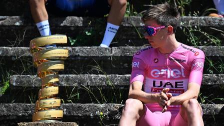 Pogacar observa el trofeo en la salida de la décima etapa del Giro 2024 en Pompeya