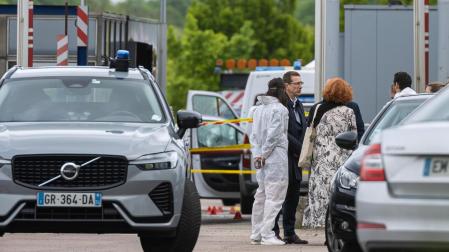 Dos agentes muertos y un preso fugado tras el asalto a un furgón policial en Francia