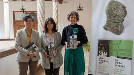 Desde la izda., Eloísa Ramírez, la edil Ana Duarte;  y la consejera Rebeca Esnaola ayer en Estella