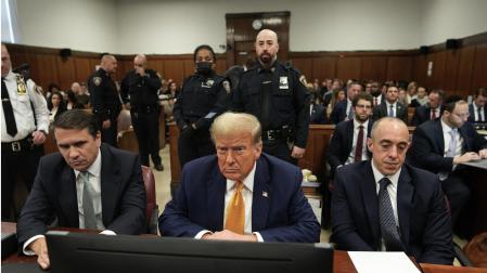 El expresidente Donald Trump, sentado junto a sus abogados en una sesión del juicio que se está desarrollando en los juzgados de Nueva York