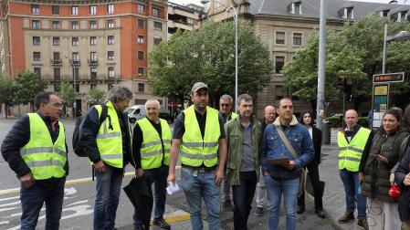 Miembros de la asociación Semilla y Belarra y de la plataforma 6F, fotografiados este miércoles en la plaza de Merindades de Pamplona, donde se han anunciado las movilizaciones en la frontera con Francia