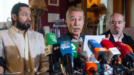 El bailaor Rafael Amargo; su abogado Marcos García Montes y el hijo de este, Marcos García-Ortega, durante una rueda de prensa tras la absolución del bailaor