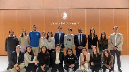 El embajador Omar Obaid Alshamsi, junto a estudiantes del grado de Relaciones Internacionales de la Universidad de Navarra