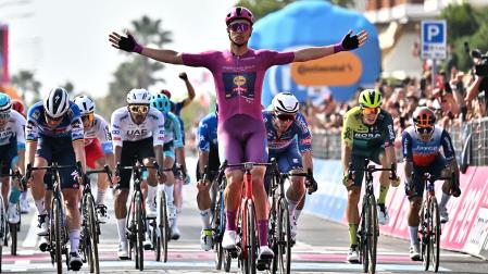 El italiano Jonathan Milan levanta los brazos tras imponerse en la meta de Francavilla al Mare