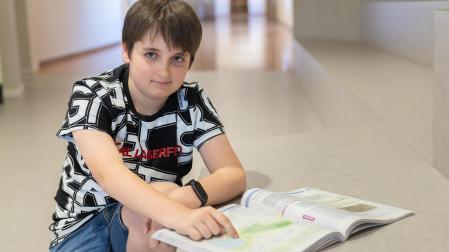 El alumno del Colegio Jesuitas de Tudela Asier Azcona Pérez señala el mapa donde está el error