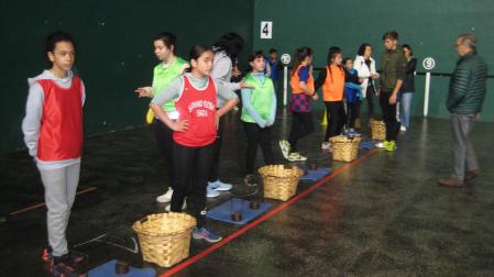 Jóvenes practicantes, al inicio de la recogida de mazorcas