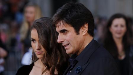 David Copperfield (i) mientras llega con Chloe Gosselin al estreno de la película "The Incredible Burt Wonderstone"