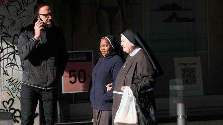 La madre superiora del convento de las Clarisas de Vitoria, Sor Isabel (d), y el vicario para la Vida Consagrada de la Diócesis de Vitoria-Gasteiz, Manuel Gómez Tavira, han acudido este jueves a un despacho de abogados para presentar una demanda contra las monjas 'rebeldes' de Belorado