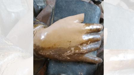 Detalle de la mano del San Juan del Retablo de la Veracruz de la Iglesia de La Asunción de Lerín