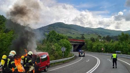 Efectivos de bomberos trabajan para sofocar las llamas en el vehículo