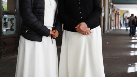 Las hermanas Irayda Martínez Espinosa y Carolina Agudelo Arango, en la puerta del Café Iruña. La más joven está tomando el relevo al frente de la dirección de Compartir.