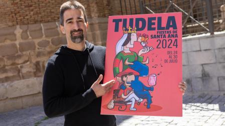 A: BLANCA ALDANONDO
F: 16/05/2024
P:   MAXIMILIANO EZEQUIEL COSATTI ESPINDOLA CON SU CARTEL
L: TUDELA
T: PRESENTACION DEL CARTEL GANADOR PARA FIESTAS DE SANTA ANA 2024