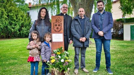 Víctor Munárriz (segundo por la derecha), con su mujer e hijos, el párroco y el alcalde de Zizur Mayor, junto al monolito en recuerdo de Victorino Munárriz