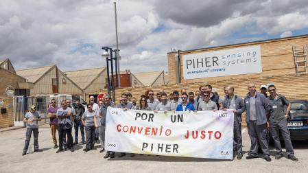 Imagen de los trabajadores de la empresa Piher de Tudela  que se concentraron este jueves ante la puerta de la fábrica