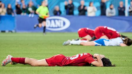 Jugadoras de Osasuna y del Espanyol tendidas en el suelo al final del partido; unas por la desolación de la derrota, otras por la alegría de la victoria.