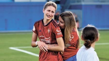 Elena Valej, emocionada sobre el césped