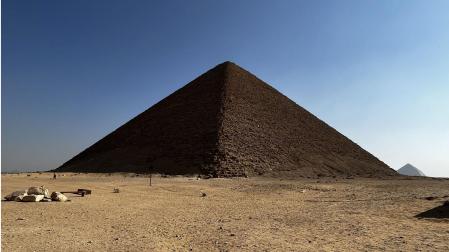 La Pirámide Roja de la necrópolis de Dahshur. Un equipo internacional de investigadores ha descubierto que las pirámides egipcias se construyeron originariamente a lo largo de un brazo de agua del río Nilo, de 64 kilómetros de longitud, que posteriormente quedó sepultado bajo tierras de cultivo y desierto