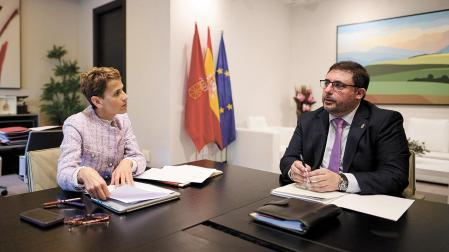 La presidenta del Gobierno de Navarra, María Chivite, reunida en su despacho con el presidente del Parlamento, Unai Hualde