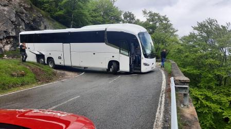 El incidente del autobús ha obligado a cortar la NA718 en Urbasa