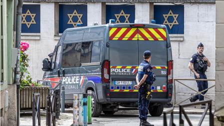Agentes de la Policía francesa hacen guardia frente a la sinagoga que un hombre ha intentado incendiar este viernes y que ha sido abatido tras amenazar a un oficial con un cuchillo