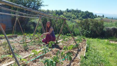 Natalia Gómez, en la huerta de Terr’Aygala, la granja de la región francesa de Ródano-Alpes