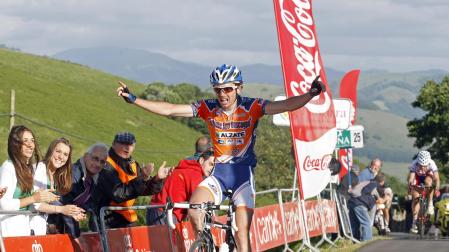 Branaa celebra su victoria en la cima de Bagordi en la cuarta etapa de la Vuelta a Navarra 2011.