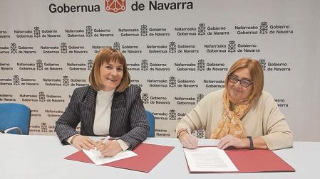 Inés Jiménez -a la izda.-, directora general de Protección Social; y Sara Laura Giménez, directora de la Fundación Secretariado Gitano