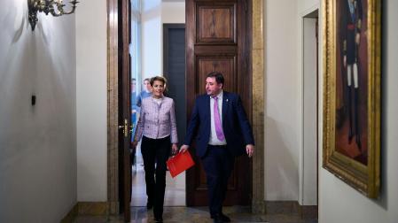 La presidenta del Gobierno de Navarra, María Chivite, y el presidente del Parlamento foral, Unai Hualde, momentos antes de la presentación de una agencia de “verificación” de noticias