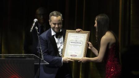 Jorge Blass, en el momento de recibir el premio a mago de escena, por su trayectoria y sus aportes a esta disciplina