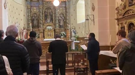 Canto de sacerdotes de India en la parroquia de San Martín de Navaz