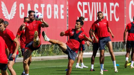 Jesús Navas, en el entrenamiento con el Sevilla este sábado