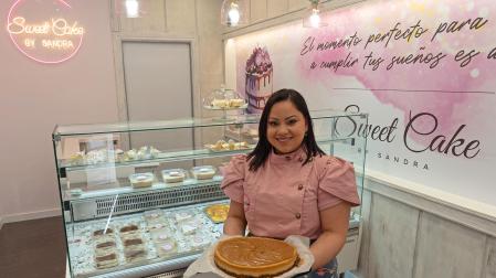 Sandra Patricia Gómez sostiene una tarta lotus en el interior de la tienda que acaba de a brir