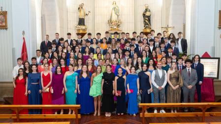 Los alumnos posaron juntos en el altar de la iglesia del Colegio Jesuitas de Tudela