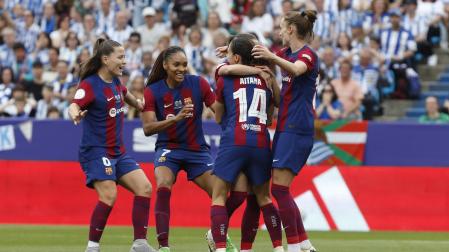 Las jugadoras del Barcelona celebran uno de los ocho goles marcados a la Real Sociedad