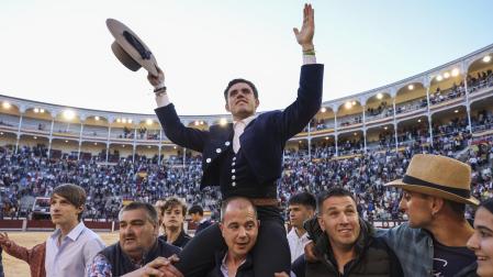 Guillermo Hermoso de Mendoza, saliendo a hombros de la plaza de Las Ventas