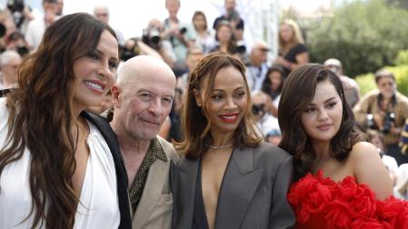 Karla Sofia Gascón, Jacques Audiard, Zoe Saldaña y Selena Gómez, en Cannes