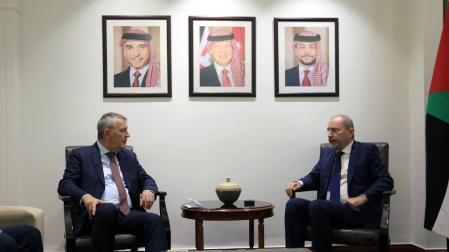 Philippe Lazzarini, comisario general de la Agencia de la ONU para los Refugiados Palestinos, y Ayman Safadi, ministro de Exteriores jordano, durante su encuentro