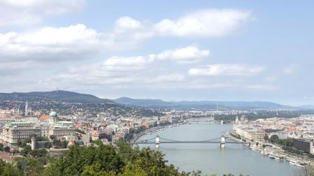 Río Danubio. con el puente de las Cadenas