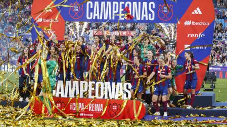 Las jugadoras del F.C. Barcelona festejan la consecución del título copero
