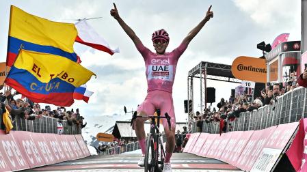 Pogacar celebra el triunfo en la cumbre de Livigno