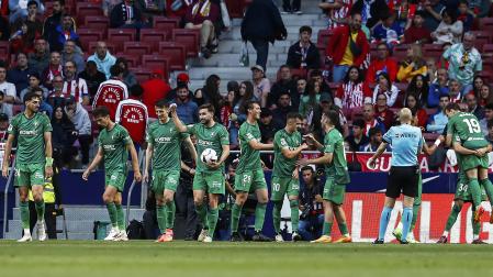 Los jugadores de Osasuna celebran el cuarto tanto, obra de Lucas Torró, en el Civitas Metropolitano