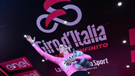 Pogacar en lo más alto del podio del Giro de Italia tras vencer la etapa de este domingo, 19 de mayo