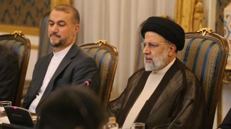 El presidente de Irán, Ebrahim Raisí (derecha), y el ministro iraní de Exteriores, Hosein Amir Abdolahian (izquierda), han muerto en un accidente de helicóptero