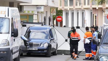 La Guardia Civil y los servicios funerarios en la puerta del domicilio donde se ha producido el asesinado de los menores y posterior suicidio del asesino