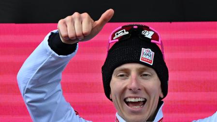 Pogacar celebra la victoria en la 15ª etapa del Giro de Italia 2024
