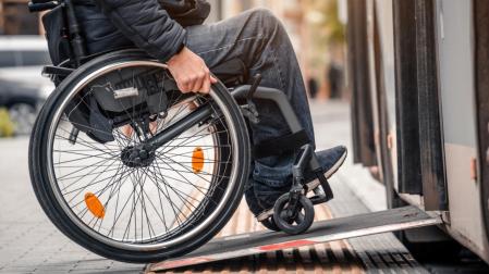 Una persona en silla de ruedas accede a un autobús público