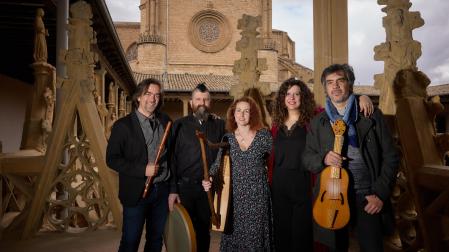 En el tramo alto del claustro de la Catedral. Desde la izda., Ekhi Ocaña, José Luis Gómez Koki, Edurne Aizpún, María Echeverría y Urko Ocaña
